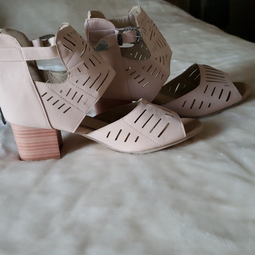 Shoes - Picture 2 of 8